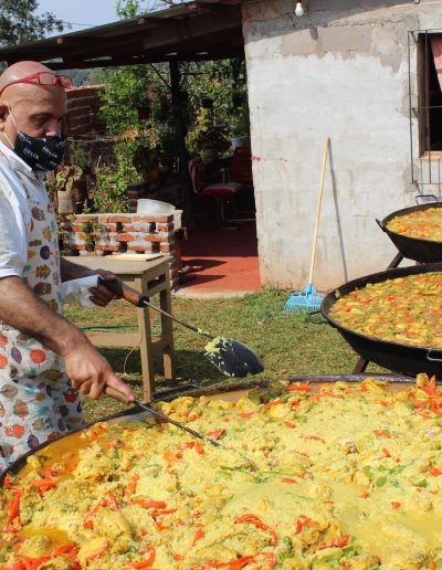 hombre cocinando grandes ollas de la fundacion das