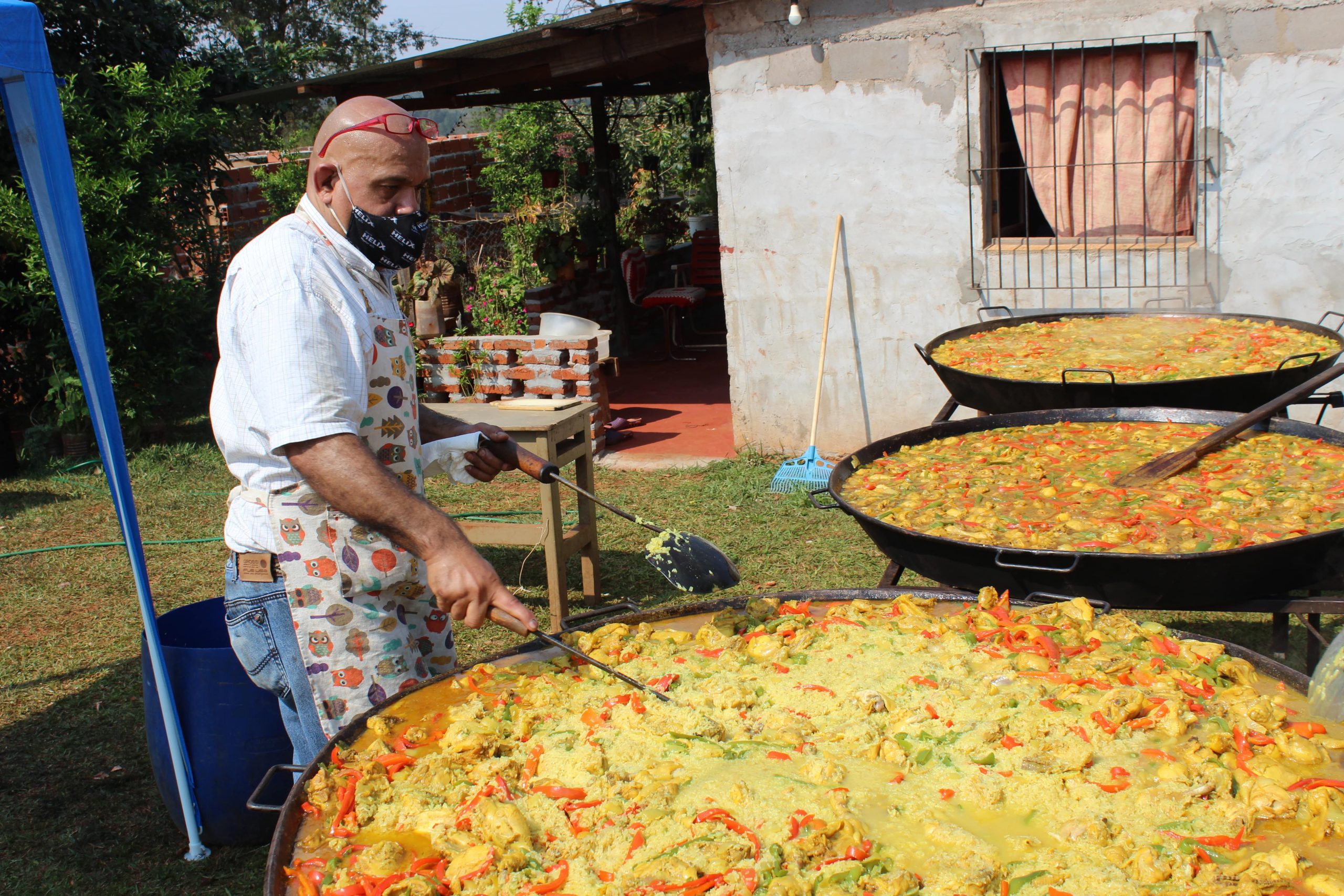 fundacion das 03 hombre cocinando grandes ollas de la fundacion das