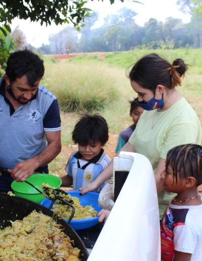 entregando comida a niños y familia, por la fundacion das