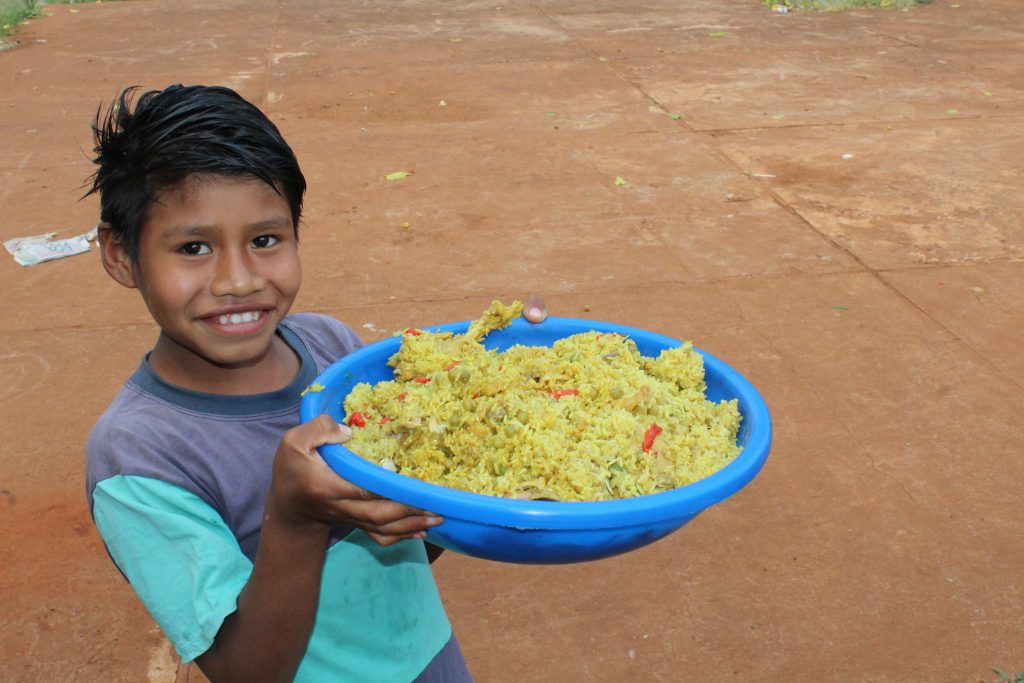 fundacion das 03 nene con comida en la mano
