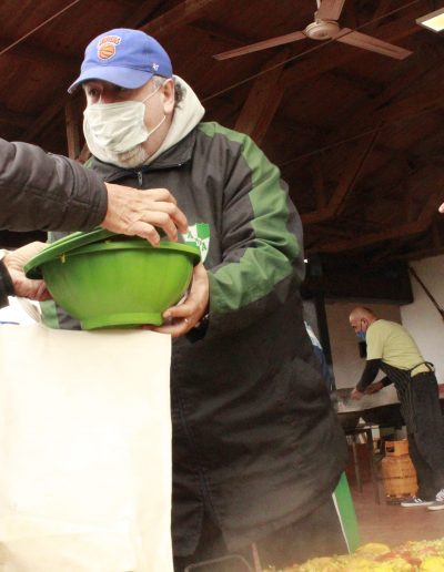 entregando comida hecha por la fundacion das