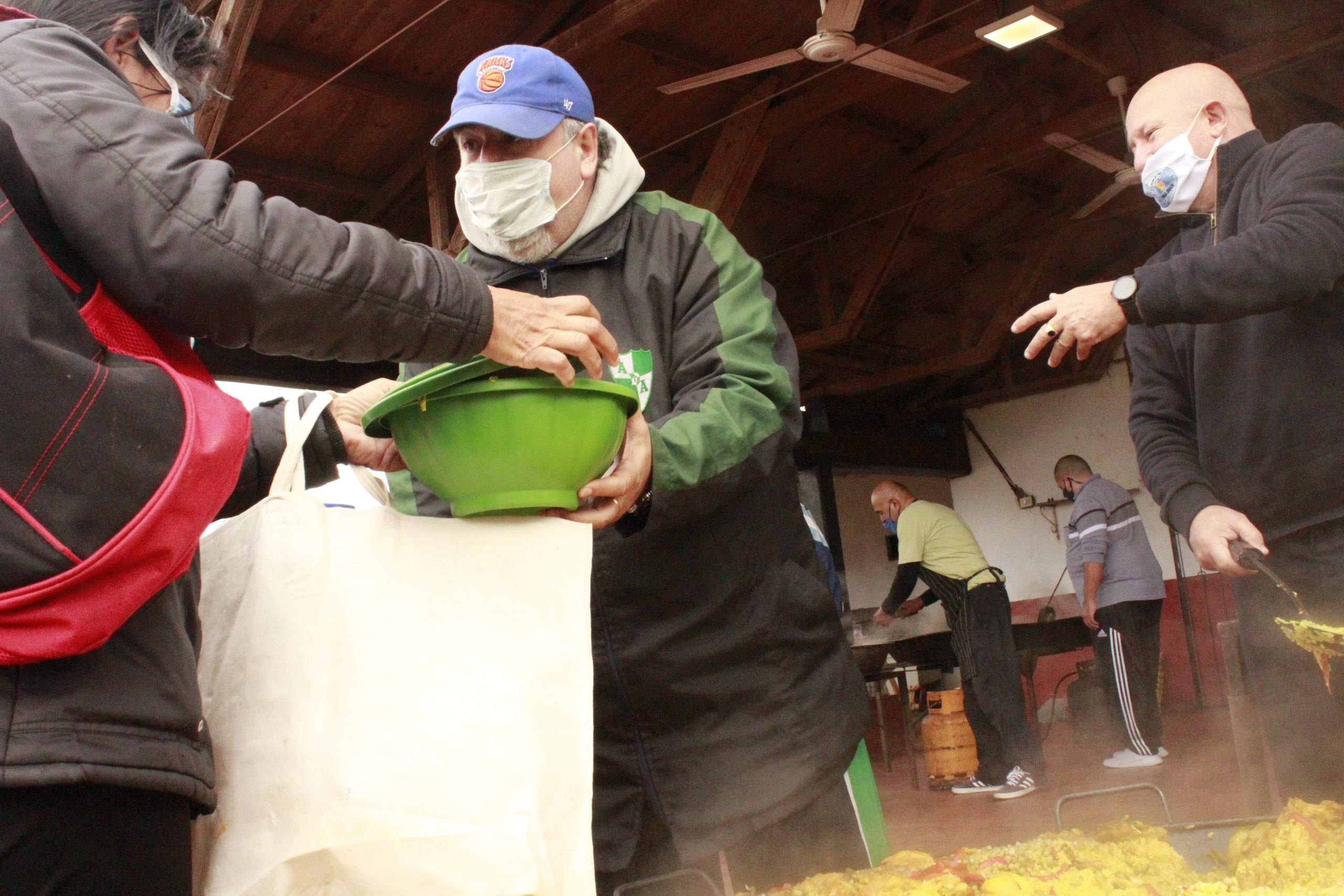 fundacion das 03 nene con comida en la mano